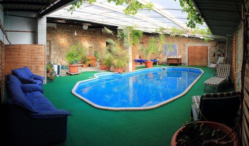 Saint-Priest-sous-Aixe多梅色彩度假屋的庭院中间的大型游泳池