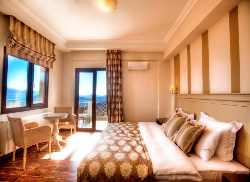 卡斯托里亚繁星美景酒店的酒店客房设有床和窗户。