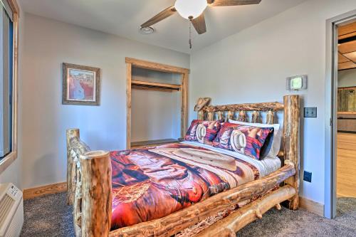 HatfieldMassive Hatfield Loon Lodge with Roller Rink的一间卧室配有一张木床和吊扇