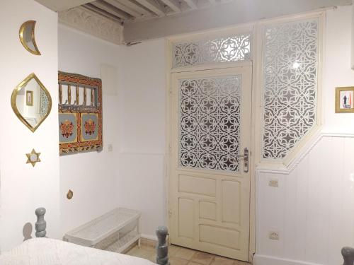 非斯Dar Azahara的一间白色的房间,设有门和窗户