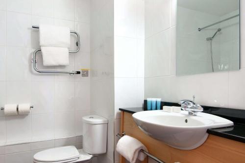 道格拉斯贝斯特韦斯特宫殿酒店&赌场的白色的浴室设有水槽和卫生间。
