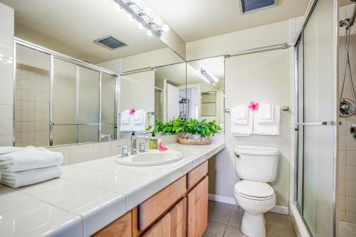 利胡埃Kauai Beach Villas E5的一间带水槽、卫生间和淋浴的浴室