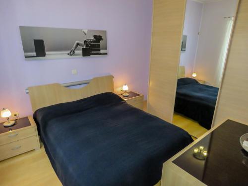 洛夫兰Apartments with a parking space Lovran, Opatija - 7782的一间卧室配有一张大床和镜子