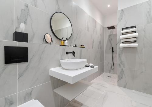 爱丁堡Luxury Georgian City Retreat With Hot Tub & Patio的白色的浴室设有水槽和镜子