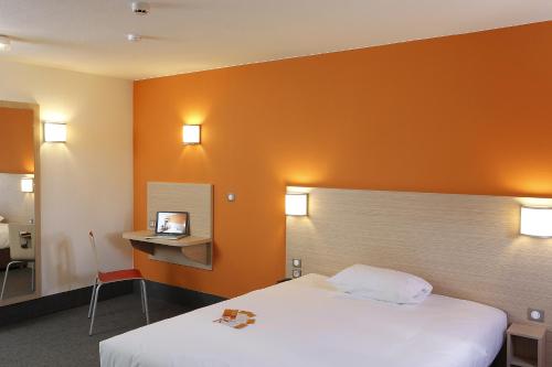加普B&B HOTEL Gap的酒店客房,设有床铺和橙色墙壁