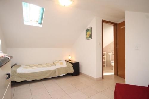 内里吉恩Holiday apartments Osor, Losinj - 8004的一间带床的小卧室和一间浴室