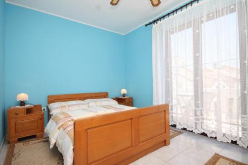 苏萨克Apartments with WiFi Susak, Losinj - 8047的蓝色的卧室设有床和窗户
