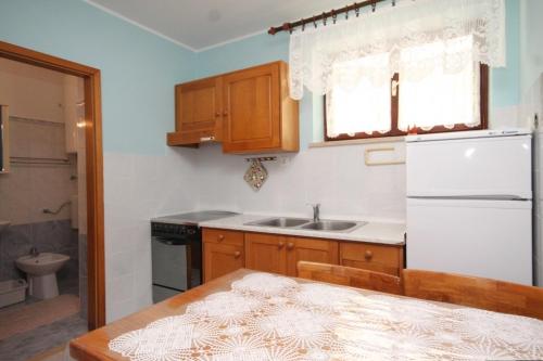 苏萨克Apartments with WiFi Susak, Losinj - 8047的厨房配有白色冰箱和水槽