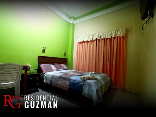 亚奎巴Residencial Guzmán 1的一间卧室配有床和红色窗帘