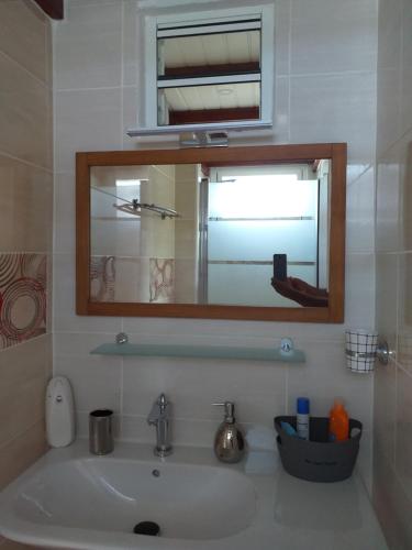 圣罗斯Nouveau logement T2 avec vue sur mer et montagne的一间带水槽和镜子的浴室