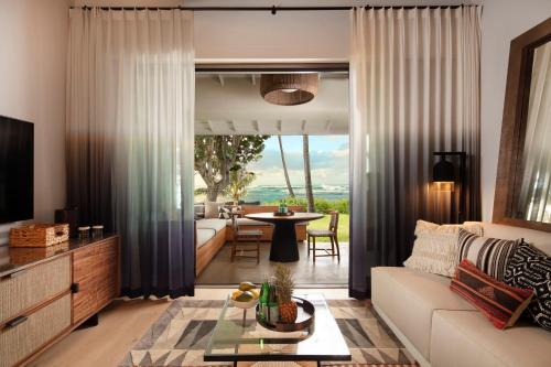 卡胡库海龟湾度假酒店的客厅配有沙发和桌子