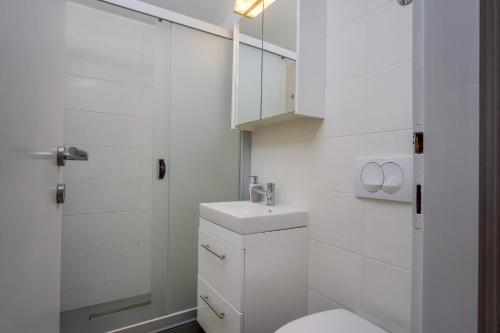 康斯基Apartments by the sea Artatore, Losinj - 7934的白色的浴室设有卫生间和水槽。