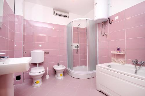 布拉托Seaside holiday house Prigradica, Korcula - 9282的粉红色的浴室设有卫生间和水槽