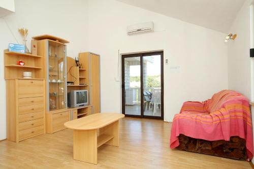 拉茨斯切Apartments by the sea Kneza, Korcula - 9185的卧室配有一张床和一张桌子