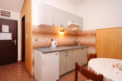 普利兹巴Apartment Prizba 9227b的一个带水槽和桌子的小厨房