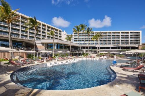 卡胡库海龟湾度假酒店的酒店前的游泳池