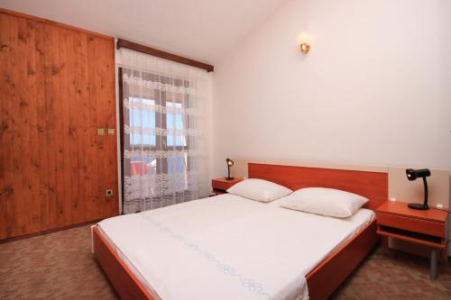 普利兹巴Apartment Prizba 9227c的一间卧室设有一张大床和一个窗户。