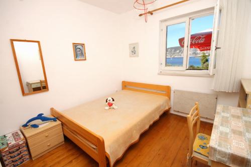 拉茨斯切Seaside apartments with a swimming pool Kneza, Korcula - 9269的一间卧室,床上有泰迪熊