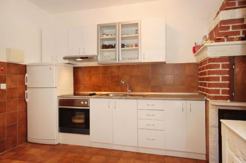布拉托Seaside holiday house Crnja Luka, Korcula - 9289的厨房配有白色橱柜和水槽