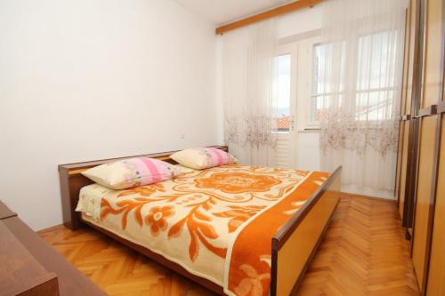 鲁巴达Apartments by the sea Lumbarda, Korcula - 9295的一间卧室配有一张带两个枕头的床
