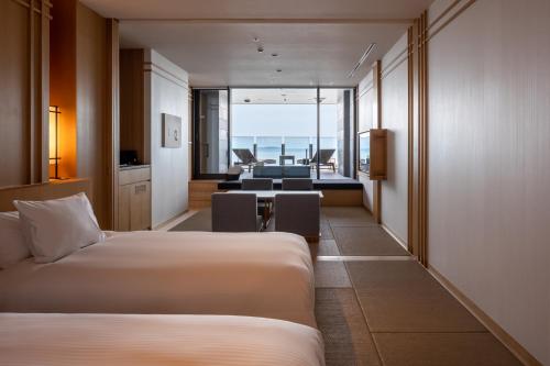 热海Pearl Star Hotel ATAMI的酒店客房带两张床和一个客厅