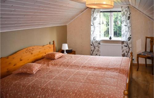 米约尔比Amazing Home In Hagalund-mjlby With Wifi的一间卧室设有一张大床和一个窗户。