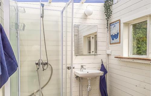 米约尔比Amazing Home In Hagalund-mjlby With Wifi的白色的浴室设有水槽和淋浴。