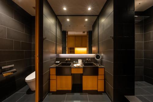 热海Pearl Star Hotel ATAMI的一间带水槽和卫生间的浴室