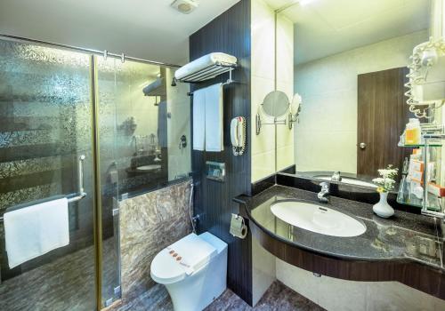 科伦坡Pearl Grand By Rathna的一间带水槽、卫生间和淋浴的浴室