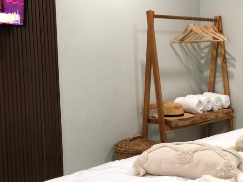 卡农My home resort - ขนอม นครศรีธรรมราช的一间卧室配有一张床和一篮毛巾