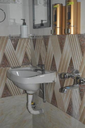 奈尼塔尔Lakshmi Kutteer Homestay的浴室设有白色水槽和镜子