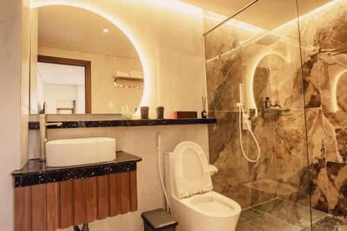 大叻Villa Hoa Da的一间带卫生间和淋浴的浴室