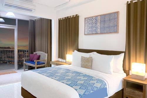 PesanggaranPIMA Homestay的酒店客房设有一张床和一个阳台。