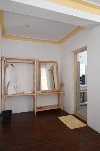 列城Hunder Haven的一间设有镜子和书架的房间