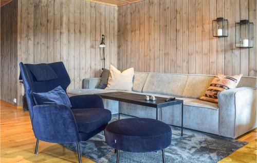 VågsliStunning Apartment In Vgslid With Wifi的客厅配有沙发、两把椅子和一张桌子