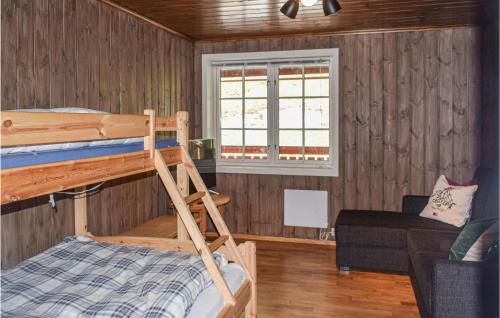 VågsliStunning Apartment In Vgslid With Wifi的一间卧室配有双层床和沙发