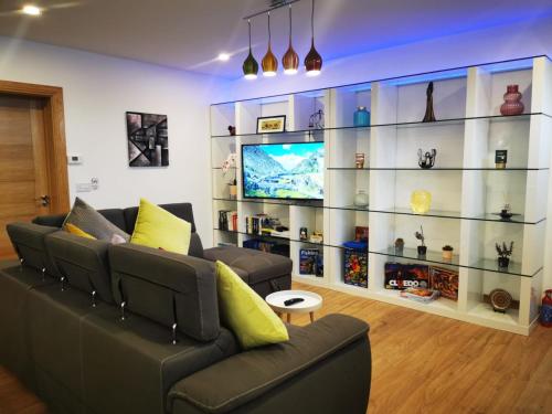 基拉尼Ard Kielin Apartment Luxury 2 bedroom in Killarney的带沙发和电视的客厅