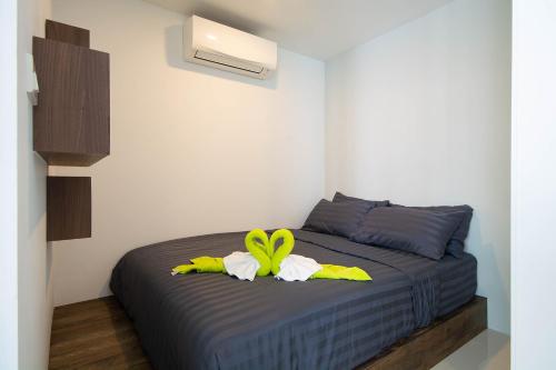 Ban Tha FatMantra Beach condominium M257的一间卧室配有带毛巾的床