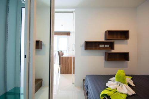 Ban Tha FatMantra Beach condominium M257的一间卧室设有一张床和一个滑动玻璃门