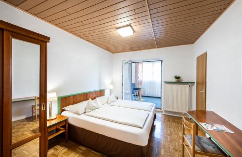 巴特拉德克斯堡Hotel Altneudörflerhof的卧室配有一张白色大床