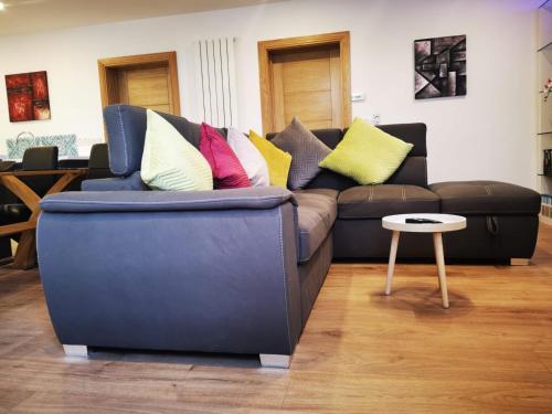 基拉尼Ard Kielin Apartment Luxury 2 bedroom in Killarney的客厅里一张长沙发,上面有色彩缤纷的枕头