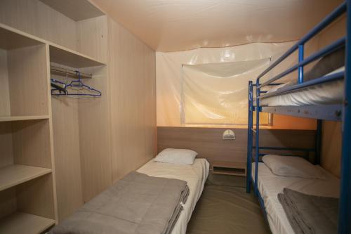 马泽尔拉巴斯蒂德度假酒店的小房间设有两张双层床和窗户