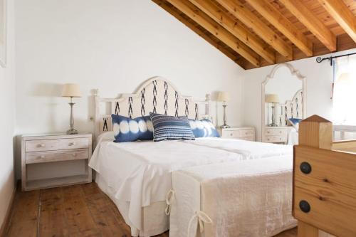 皮萨拉科尔蒂霍德尔艺术酒店 - 卡米尼托德尔雷的一间卧室配有白色床和蓝色枕头