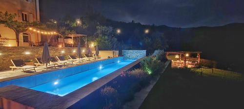 A Villa di Rutali内部或周边的泳池
