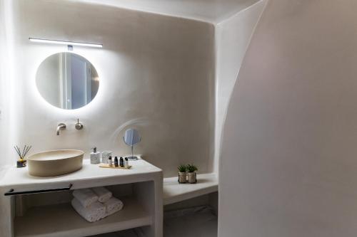 Éxo GoniáLavadoze Luxury Suites的白色的浴室设有水槽和镜子