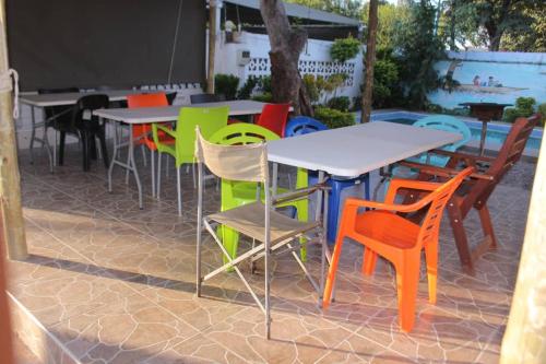 卡萨内Universe GuestHouse的庭院里一张五颜六色的桌子和椅子
