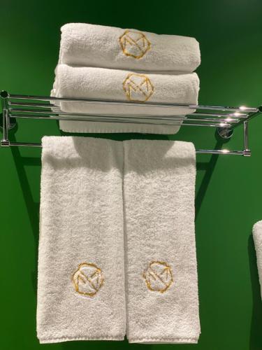 巴库Molokan Inn Hotel的毛巾架上的一组毛巾