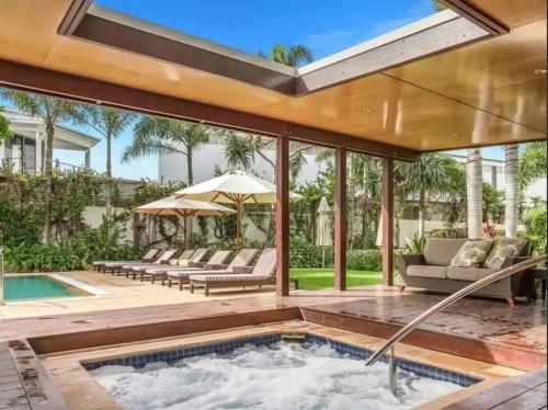 金斯克里福Peppers Balé Luxury Beach Accommodation Kingscliff - privately let的一座带热水浴池的室外游泳池