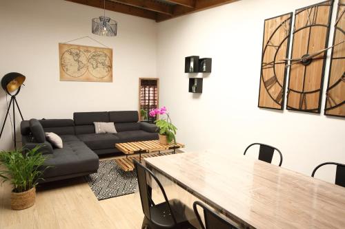 勒唐蓬Villa Pitaya的客厅配有沙发和桌子