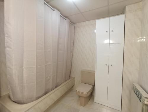 贝塞特Casa Patrick的白色的浴室设有卫生间和淋浴。